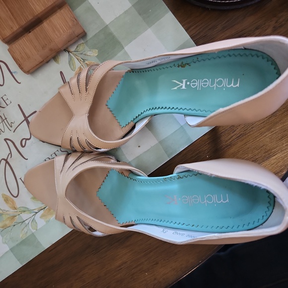 MICHELLE.K  heels size 8 1/2 - Picture 4 of 11